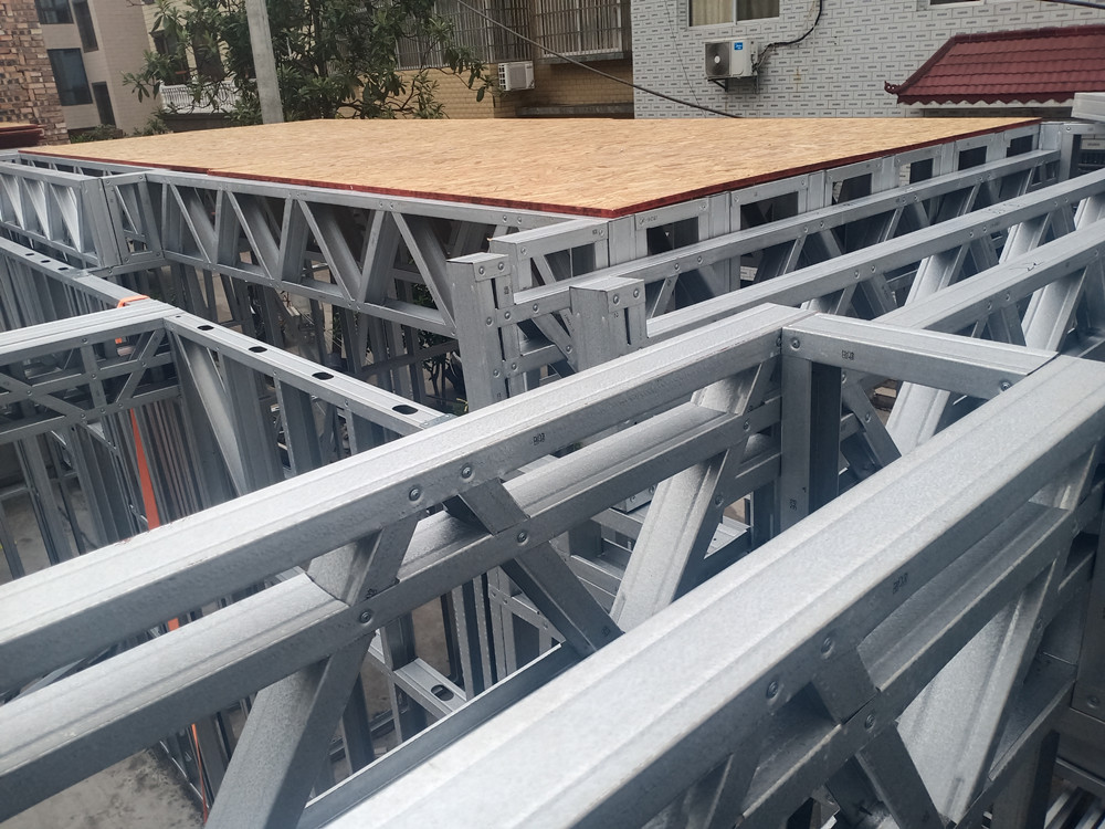 搭建中的轻钢别墅 搭建中的轻钢别墅